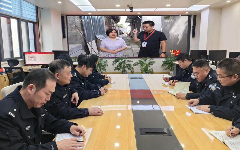 建湖县公安局治安大队组织民警集中收看《榜样10》专题节目