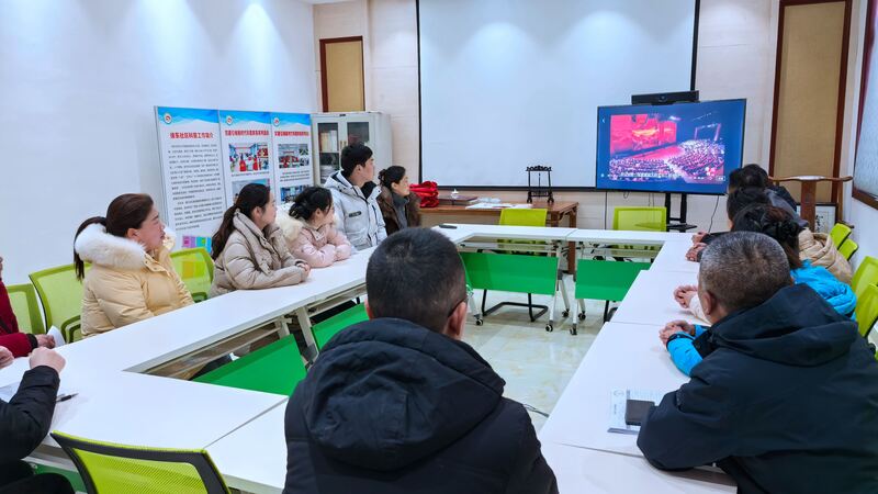 建湖县近湖街道徐东社区组织党员集中收看《榜样10》专题节目
