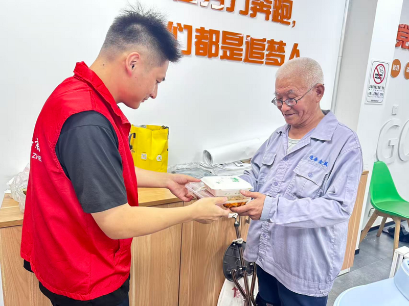 临时安置点里的热乎饭.png