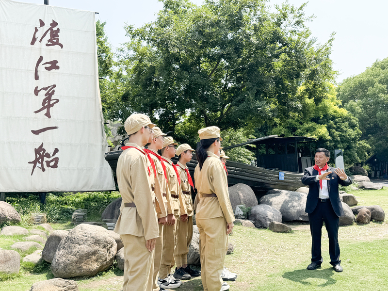 在“渡江第一船”宣讲“红船”精神.jpg