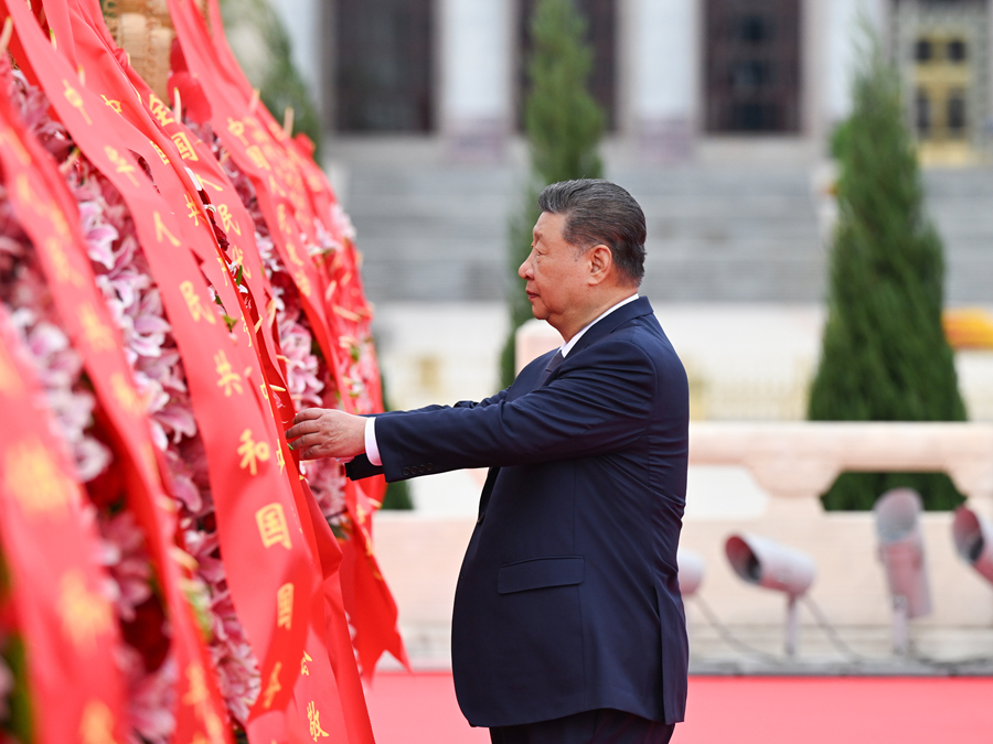 9月30日上午，党和国家领导人习近平、李强、赵乐际、王沪宁、蔡奇、丁薛祥、李希、韩正等来到北京天安门广场，出席烈士纪念日向人民英雄敬献花篮仪式。这是习近平整理花篮上的缎带。